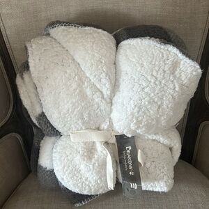 NWT BearPaw Gray& White Checked Blanket Throw